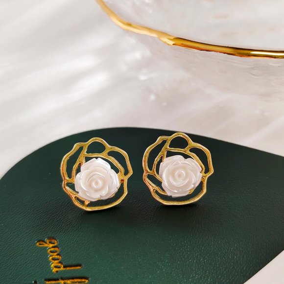 Vintage 925 Sterling Silver Earings with Flower Design Goden - Picture 1 of 2